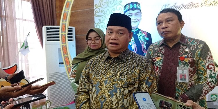 FOTO: DEVIANA/MATAKALTENG - Bupati Kotim Halikinnor didampingi wakilnya Irawati dan Sekda Kotim Fajrurrahman, Kamis, 12 Oktober 2023.