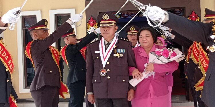 FOTO: RZL/MATAKALTENG - Pelepasan anggota Polda Kalteng yang purna bakti saat melalui prosesi podang pora.