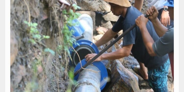 FOTO: MATAKALTENG - Petugas saat memperbaiki pipa bocor.
