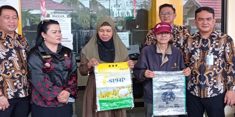 FOTO: RZL/MATAKALTENG - Dua warga Kelurahan Langkai, yang membuat video hoaks beras palsu, pada saat membuat pernyataan klarifikasi di kantor Kelurahan Langkai, Palangka Raya.