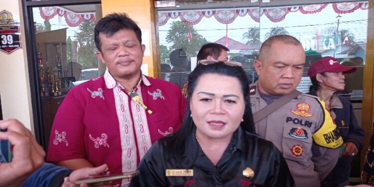 FOTO: RZL/MATAKALTENG - Lurah Langkai, Sri Wanti, saat diwawancarai usai mendampingi warganya membuat klarifikasi.