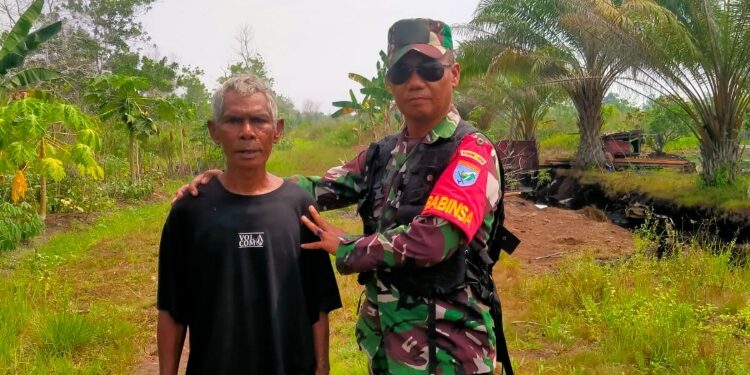 FOTO: RZL/MATAKALTENG - Babinsa Kelurahan Panarung, Sertu Yanson, saat berhasil mengamankan terduga pelaku pembakaran lahan.