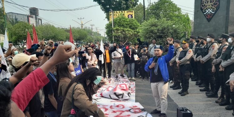 FOTO: RZL/MATAKALTENG - Ratusan mahasiswa saat menggelar aksi di depan Mapolda Kalteng.