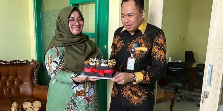 FOTO: IST/MATAKALTENG - Wakil Bupati Kotim, Irawati saat menyerahkan kue ulang tahun RSUD dr Murjani Sampit, kepada Wadir dr Ahya, Kamis 12 Oktober 2023.