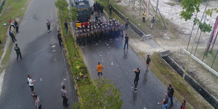 FOTO: HUMAS POLRES GUMAS/MATA KALTENG - Personel Polres Gumas, TNI, dan stakeholder terkait melaksanakan simulasi sispamkota untuk pengamanan pemilu tahun 2023-2024, di halaman kantor KPU setempat, Kamis, 12 Oktober 2023.