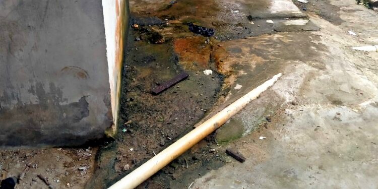 FOTO: MATAKALTENG - Kondisi toilet yang bocor di kawasan pasar mingguan.