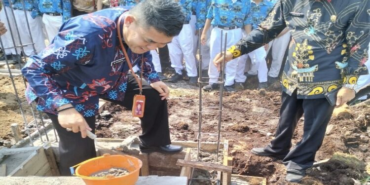 FOTO: DISDIK/MATA KALTENG - Peletakan batu pertama pembangunan mushola di SMPN 11 Sampit oleh Plt Kepala Disdik Kotim, Kamis 12 Oktober 2023.