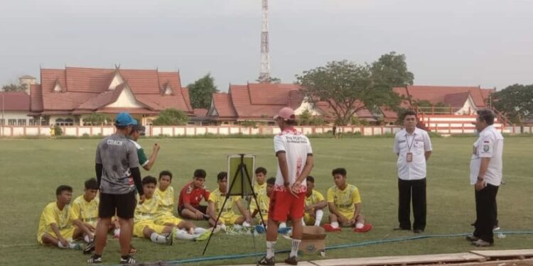 FOTO: DISDIK/MATA KALTENG - Plt Kepala Disdik Kotim M Irfansyah saat memantau latihan Atlet GSI Kotim, 12 Oktober 2023.