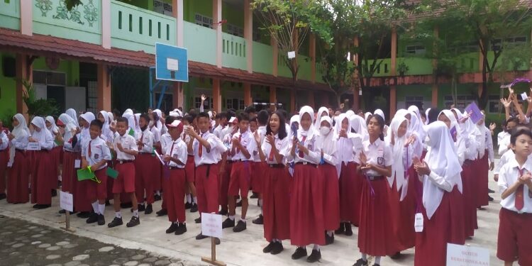 FOTO: DOK/MATA KALTENG - Sejumlah peserta didik tingkat dasar saat pertama masuk sekolah.