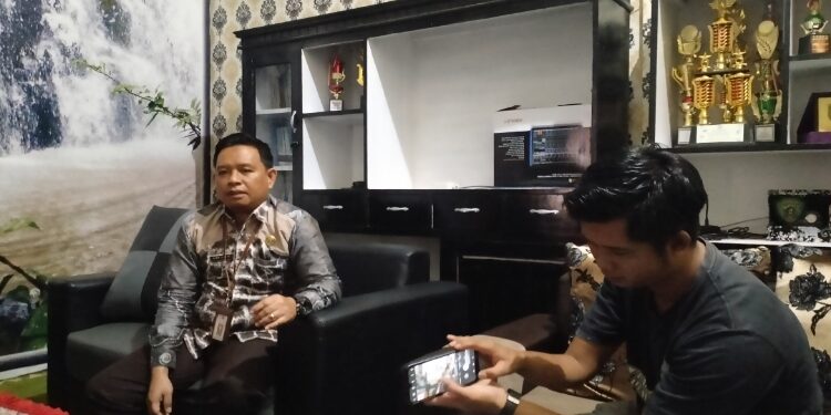 FOTO: ALDI/MATA KALTENG - Kepala Disdik Kabupaten Seruyan, Rusdi Hidayat (kiri) saat diwawancarai oleh sejumlah awak media di ruang kerjanya beberapa waktu lalu.
