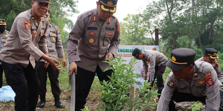 FOTO: RZL/MATAKALTENG - Wakapolresta Palangka Raya, AKBP Andiyatna, saat menanam pohon.