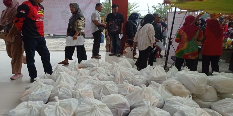 FOTO: DEVIANA/MATAKALTENG - Paket sembako siap dibagikan untuk masyarakat, Jumat 13 Oktober 2023.