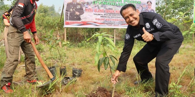 FOTO: RZL/MATAKALTENG - Kasubbid PID Bidhumas Polda Kalteng, AKBP Ronny Manusiwa, saat menanam bibit buah.