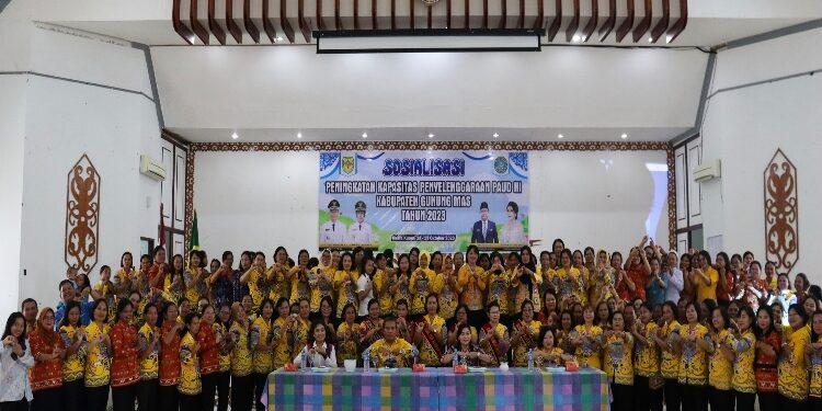 FOTO: DISKOMINFO SANTIK/MATA KALTENG - Suasana sosialisasi peningkatan kapasitas penyelenggaraan PAUD HI tahun 2023, yang dihadiri Sekretaris Disdikpora Osner Sagala didampingi Bunda PAUD Mimie Mariatie Jaya S Monong, di GPU Damang Batu, Jumat, 13 Oktober 2023.