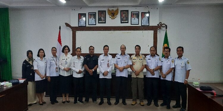 FOTO : DISKOMINFO SANTIK/MATA KALTENG - Bupati Gumas Jaya S Monong yang diwakili Asisten I Setda Lurand, didampingi Ketua Tim Monitoring Desk Pemilu dan Pilkada Wilayah Kabupaten Gumas dan Katingan Suhaemi berfoto bersama dengan pihak KPU, bawaslu, dan kepala perangkat daerah terkait, usai pertemuan monitoring persiapan pemilu dan pilkada tahun 2024, di ruang rapat lantai 1 kantor bupati, Jumat, 13 Oktober 2023.