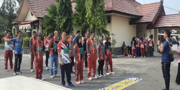 FOTO: DIAN/MATA KALTENG - Sejumlah pegawai Disdik Kotim saat mengikuti tes kebugaran, 13 Oktober 2023.