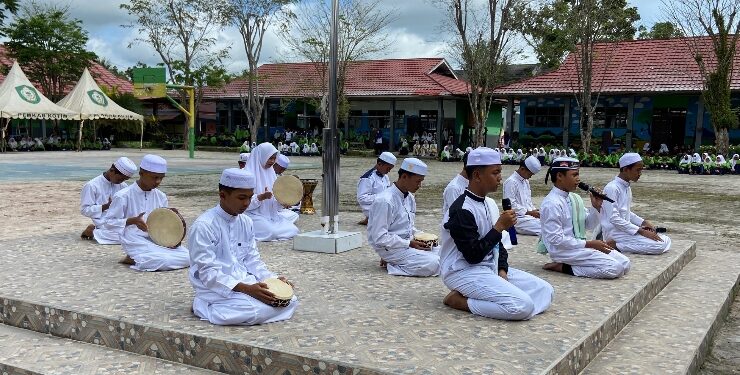 FOTO : Dok/MATA KALTENG - Siswa SMPN 3 Sampit saat menampilkan seni hadrah belum lama ini.
