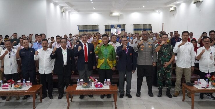 FOTO : IST/MATAKALTENG - Wagub Edy Pratowo berfoto bersama usai membuka Musorprovlub KONI Kalteng.