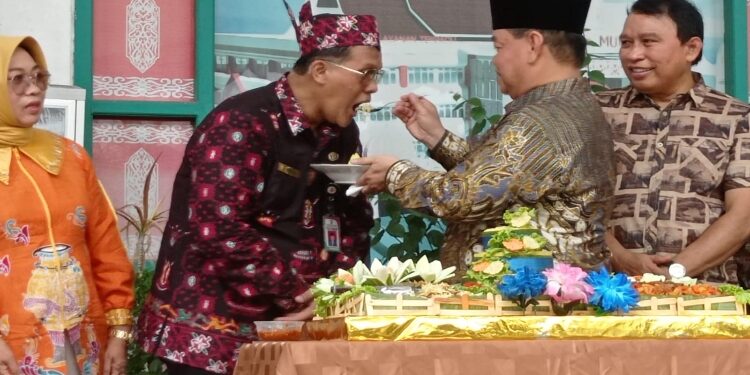 FOTO : DEVIANA/MATAKALTENG - Bupati Kotim Halikinnor saat menyuapi Plt Direktur dr Murjani Sampit dr. Sutriso saat tasyakuran RSUD dr Murjani, belum lama ini.