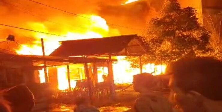 FOTO : IST/MATA KALTENG - Tampak kobaran api melahap gedung walet serta rumah warga, di Samuda, Kabupaten Kotim, Sabtu 14 Oktober 2023 malam.