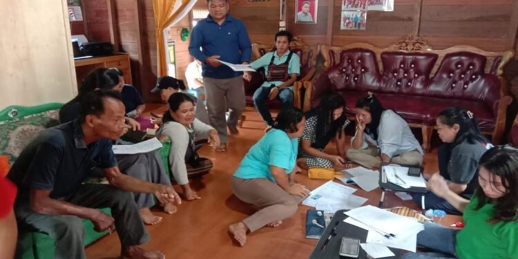 FOTO: DISDUKCAPIL GUMAS/MATA KALTENG - Petugas Disdukcapil Kabupaten Gumas ketika melakukan jemput bola pelayanan administrasi kependudukan di Desa Gohong, Kecamatan Manuhing, belum lama ini.
