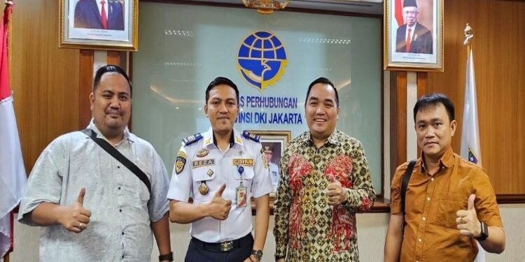 Anggota DPR Palangka Raya, Reja Framika (baju batik).