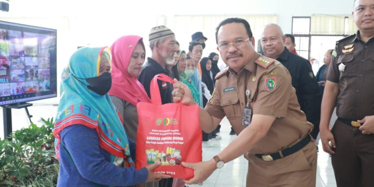 FOTO: VI/MATAKALTENG - Sekda Nuryakin Hadiri Gerakan Pangan Murah Kalteng dan Serahkan Bantuan Pangan.