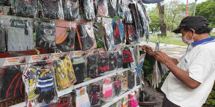 FOTO: MATAKALTENG - Salah seorang pedagang masker di Barsel.