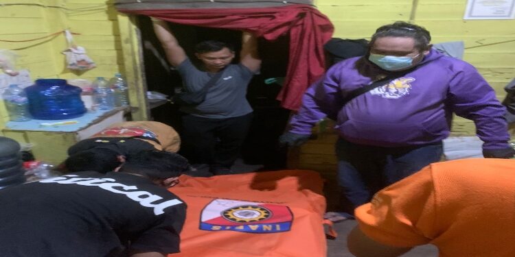 FOTO: RZL/MATAKALTENG - Jasad korban pada saat dievakuasi tim ERP dan Inafis Polresta Palangka Raya.