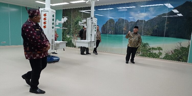 FOTO : DEVIANA/MATAKALTENG - Bupati Kotim Halikinnor didampingi Plt Direktur RSUD dr Murjani Sampit dr. Sutriso dan Sekda Kotim Fajrurrahman saat meninjau ringan ICU, Senin 16 September 2023.