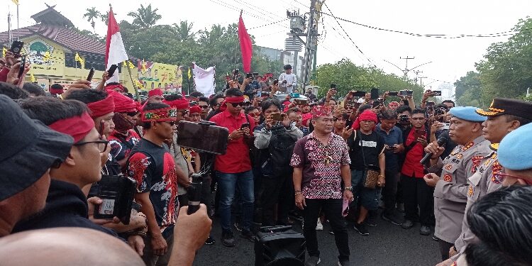 FOTO: RZL/MATAKALTENG - Aliansi Masyarakat Peduli Desa Bangkal saat menyampaikan tujuh tuntutannya kepada Kabid Propam Polda Kalteng.