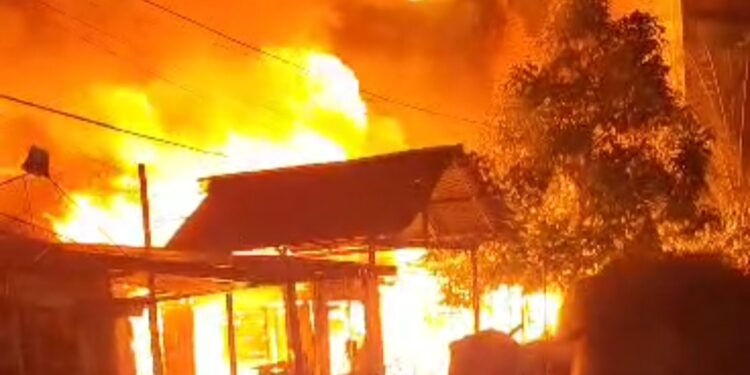 FOTO: IST/MATA KALTENG- Terlihat kobaran api sedang melahap gedung walet milik warga. Sabtu, 14 Oktober 2023 malam.