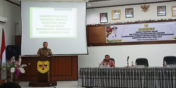 FOTO: DISKOMINFO SANTIK/MATA KALTENG - Bupati Gumas, Jaya S Monong, bersama narasumber dari Badan Strategi Kebijakan Dalam Negeri Kemendagri selaku Koordinator Substansi Inovasi Pemerintahan Dalam Negeri Jerry Walo, dan Kepala Bappedalitbang Yantrio Aulia, memberikan arahan pada sosialisasi inovasi perangkat daerah, di aula kantor bappedalitbang, Senin, 16 Oktober 2023.