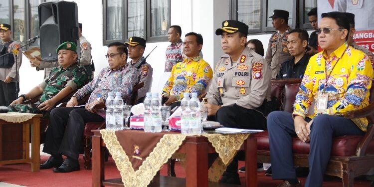 FOTO : DPRD GUMAS/MATA KALTENG - Ketua DPRD Kabupaten Gumas Akerman Sahidar (dua dari kiri) saat menghadiri simulasi sispamkota dalam rangka pengamaman pemilu tahun 2023-2024, di halaman kantor KPU setempat, pekan lalu.