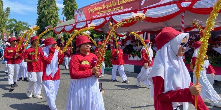 FOTO: DOK/MATA KALTENG - Sejumlah remaja putri saat mengikuti pawai pembangunan di Kota Sampit.