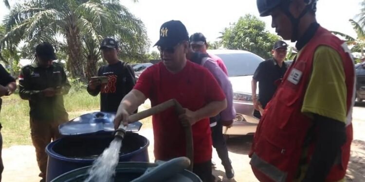 FOTO: DOK/MATA KALTENG - Suplai air bersih yang dilakukan pemerintah Kotim di wilayah Selatan belum lama ini.
