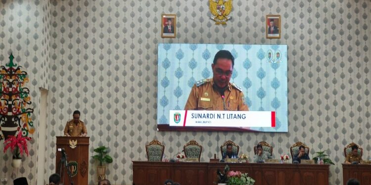 FOTO: MATAKALTENG - Wakil Bupati Katingan Sunardi NT Litang, saat membacakan pidato Bupati Katingan pada rapat Paripurna DPRD, Senin 24 Juli 2023.