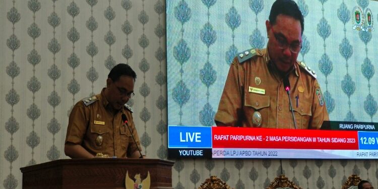 FOTO: MATAKALTENG - Wakil Bupati Katingan Sunardi NT Litang, saat membacakan pidato Bupati Katingan tentang pengantar rancangan peraturan daerah pertanggungjawaban pelaksanaan APBD tahun anggaran 2022, pada rapat Paripurna DPRD ke-2 masa persidangan III tahun sidang 2023, Senin, 24 Juli 2023.