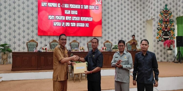 FOTO: MATAKALTENG - Wakil Bupati Katingan Sunardi NT Litang, saat membacakan pidato Bupati Katingan, pada rapat Paripurna Dewan ke-2 masa persidangan III tahun sidang 2023.