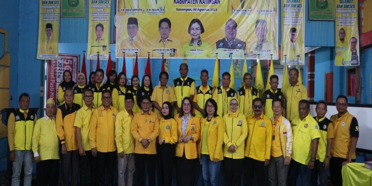 FOTO : IST/MATAKALTENG - Ketua DPD Partai Golkar Nanang Suriansyah, saat foto bersama dengan para kader Bacaleg, Organisasi Sayap Partai dan Simpatisan.