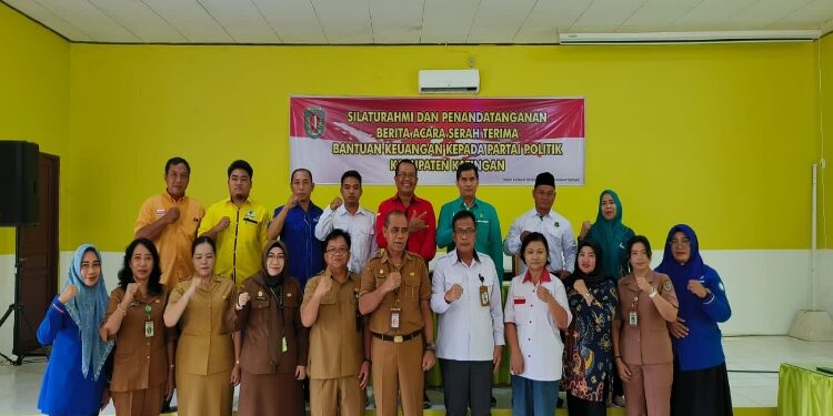 FOTO : ANR/MATAKALTENG -  Sekda Katingan Pransang, saat menyerahkan bantuan keuangan Parpol secara simbolis kepada masing-masing Parpol dam foto bersama.