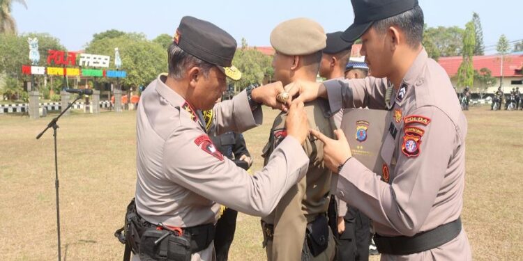 FOTO: RZL/MATAKALTENG - Kapolda Kalteng, Irjen Pol Nanang Avianto, saat memasangkan lencana tanda dimulainya Operasi Mantap Brata Telabang.