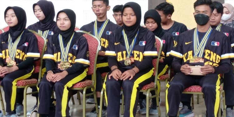FOTO : DOK DEVIANA/MATAKALTENG - Atlet Drumband Kotim yang berprestasi saat mengikuti penyambutan dari Bupati Kotim, belum lama ini.