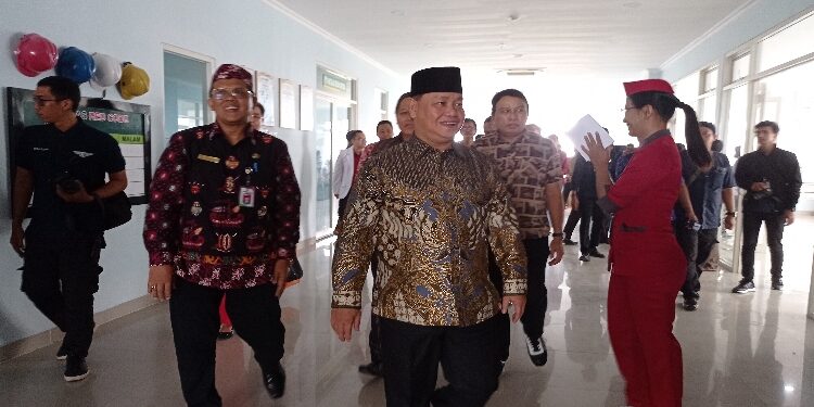 FOTO : DOK DEVIANA/MATAKALTENG - Bupati Kotim Halikinnor didampingi Plt Direktur RSUD dr Murjani Sampit, dr, Sutriso saat meninjau rumah sakit, belum lama ini.