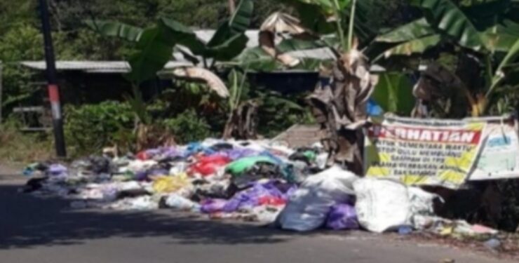 FOTO : IST/MATAKALTENG - Tumpukan sampah yang meluber di kawasan jalan Kaladan kota Buntok.