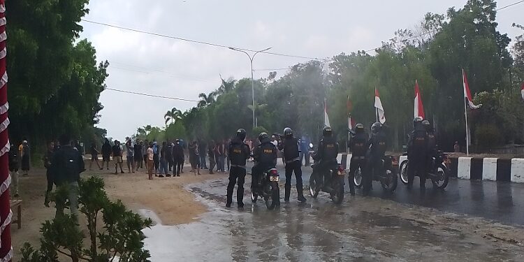 FOTO: AKH/MAKA - Suasana simulasi pengamanan pemilu oleh Polres Sukamara.