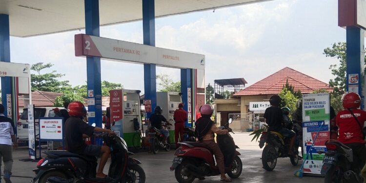 FOTO: LIM/MATA KALTENG- Aktivitas SPBU Jalan Hasan Mansyur.