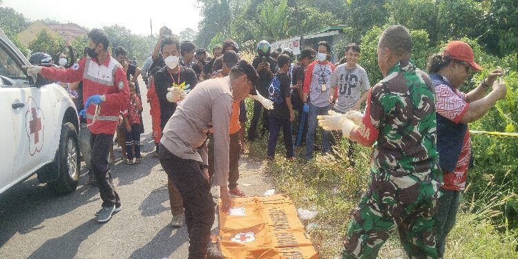 FOTO: AGUS/MATA KALTENG - Kepolisian bersama relawan Sampit, saat hendak mengevakuasi mayat tanpa identitas.