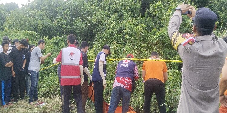 FOTO: AGUS/MATA KALTENG - Seorang mayat pria ditemukan tewas di dalam Parit Jalan Christopher Mihing, Baamang, Kotim. Selasa, 17 Oktober 2023.