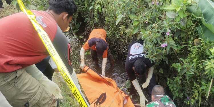 FOTO: AGUS/MATA KALTENG- Seorang mayat pria ditemukan tewas di dalam Parit Jalan Christopher Mihing, Baamang, Kotim. Selasa, 17 Oktober 2023.